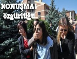 Polisler protestocuyu omuzlara aldı