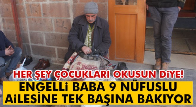 Engelli baba ayakkabı boyayarak çocuklarını okutuyor