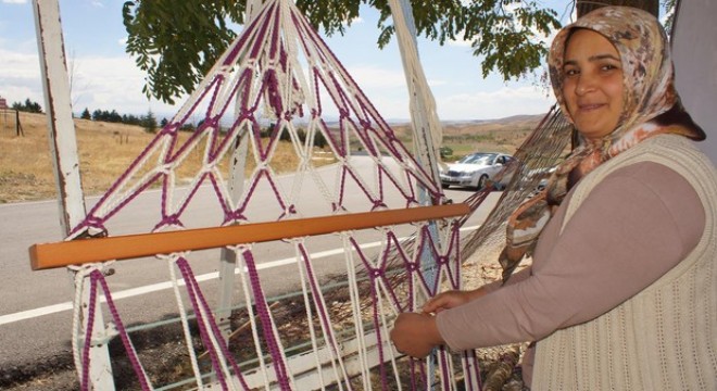 Hamak örerek çocuklarını okutuyor