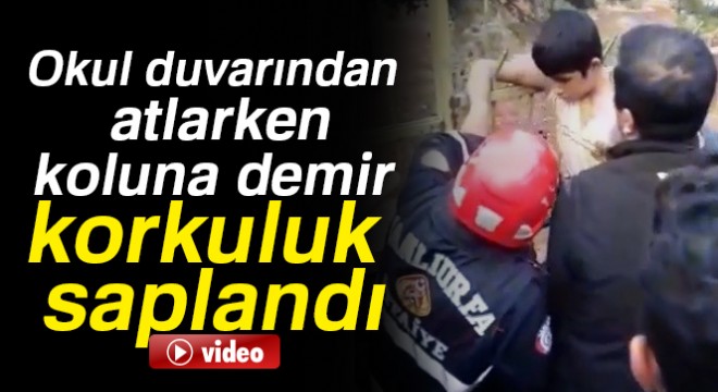 Okul duvarından atlarken koluna demir korkuluk saplandı