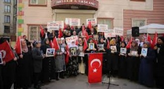 Diyarbakır Anneleri 1974. Günde Evlat Nöbetini Sürdürüyor